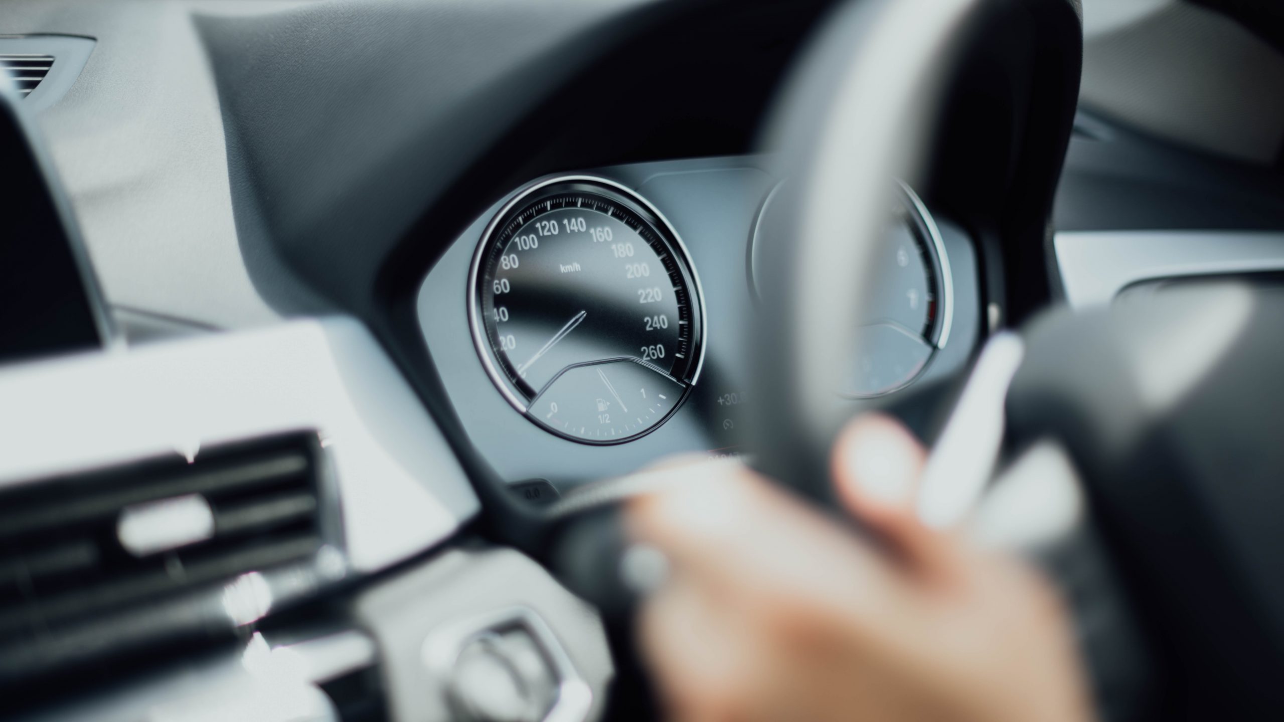 Painel e volante de carro